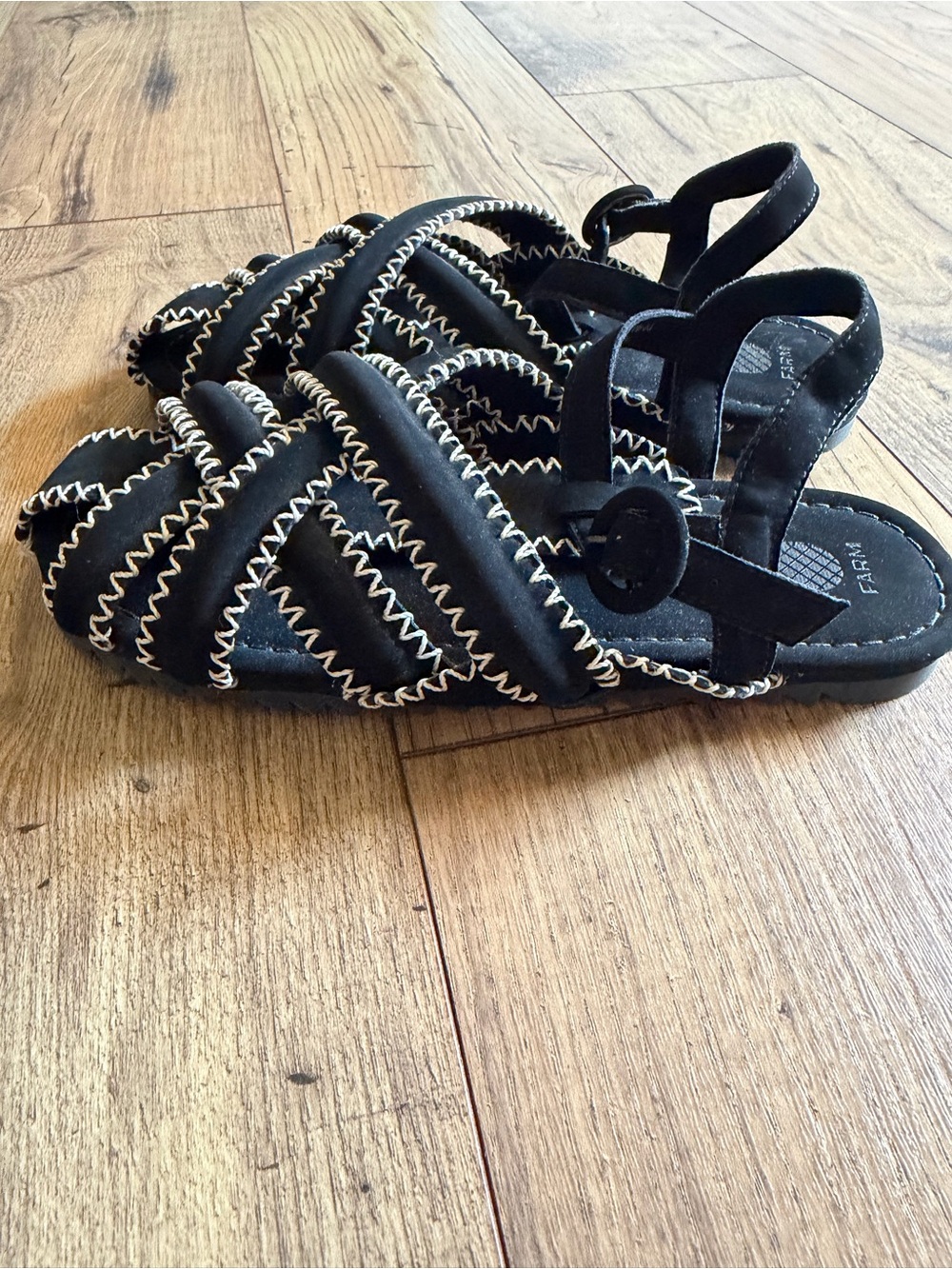 FARM Rio Women’s Black Strappy zigzag flat Sandals - Size 9 - Made in Brazil - Picture 5 of 8